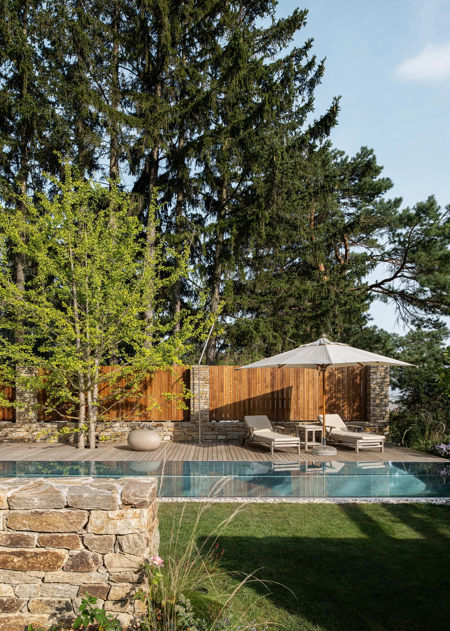 Das verbindende Element im Gartendesign: So setzt man Naturstein richtig ein 